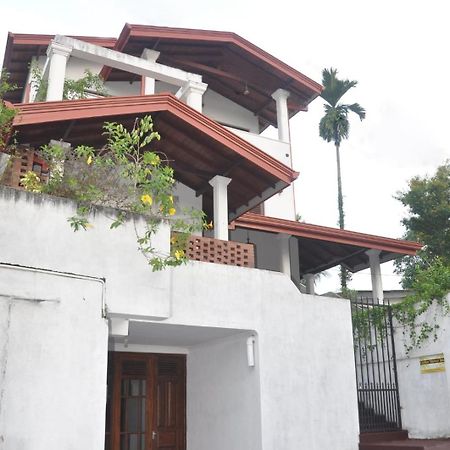 Golden Shower Inn Kandy Exterior foto